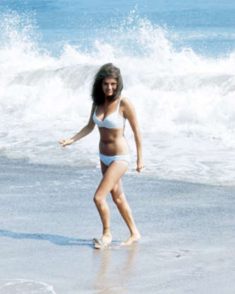 ÎÎ¹Î±ÏÎ¬Î½ÎµÎ¹Î± 40 Î±ÏÏ 45: English actress Jacqueline Bisset walking in surf and wearing a bikini, circa 1975. Photo by Silver Screen Collection/Getty Images)