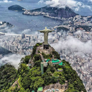 Diapositiva 8 de 46: <p>Así abrazo el Cristo del Corcovado a la ciudad de Río de Janeiro, en Brasil.</p>