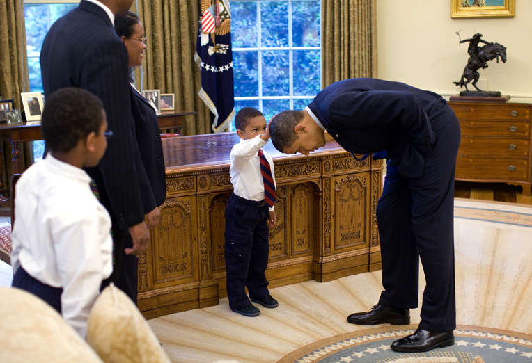 Slide 8 de 95: May 8, 2009: “A temporary White House staffer, Carlton Philadelphia, brought his family to the Oval Office for a farewell photo with President Obama. Carlton’s son softly told the President he had just gotten a haircut like President Obama, and asked if he could feel the President’s head to see if it felt the same as his.”