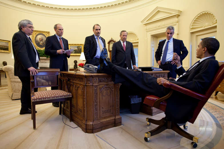 Slide 6 de 95: Feb. 4, 2009: “The President talks with aides during an impromptu meeting around the Resolute desk.”