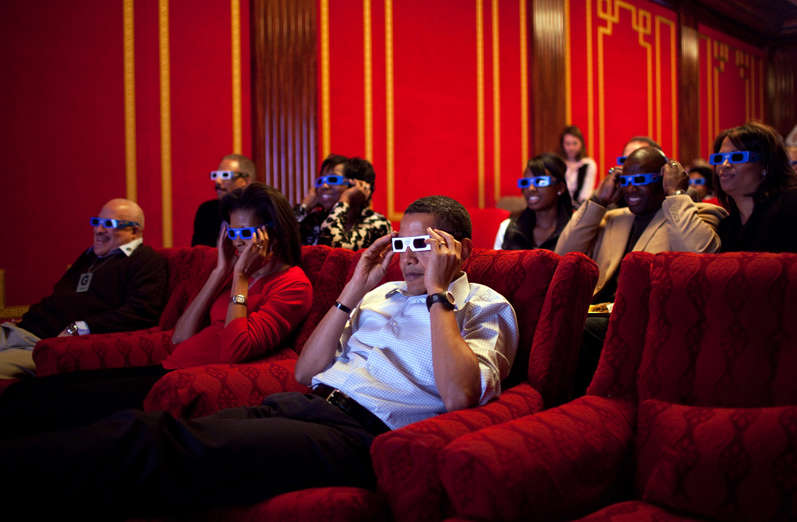 Slide 5 de 95: Feb. 1, 2009: “During a Super Bowl watching party in the White House theatre, the President and First Lady join their guests in watching one of the TV commercials in 3D.”