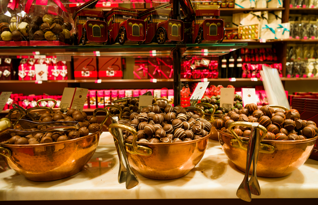 ÎÎ¹Î±ÏÎ¬Î½ÎµÎ¹Î± 9 Î±ÏÏ 11: Belgium, Bruges, Belgian Chocolates shop, chocolates