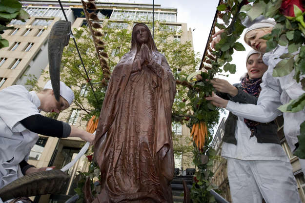 ÎÎ¹Î±ÏÎ¬Î½ÎµÎ¹Î± 2 Î±ÏÏ 11: A chocolate statue of the holy Mary of Guadelupe is carried by six women through the streets of Amsterdam, on November 6, 2009. The statue will be exhibited at the chocolate festival 'ChocA' due to start on November 7, 2009. AFP PHOTO  ANP MARCEL ANTONIS