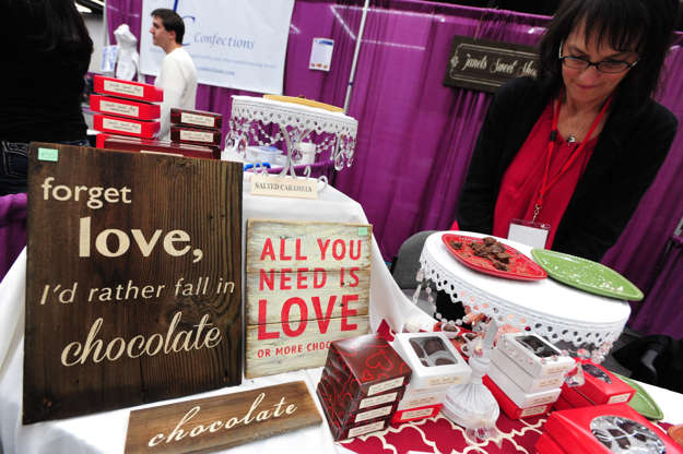 ÎÎ¹Î±ÏÎ¬Î½ÎµÎ¹Î± 6 Î±ÏÏ 11: ChocolateFest 2014 at the Oregon Convention Center, Portland, America - 24 Jan 2014 'Forget Love I'd rather Fall in Chocolate' sign