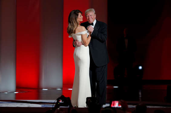 Slide 2 de 76: U.S. President Donald Trump and his wife, first lady Melania Trump, dance their first dance as first couple to the song "My Way" at his "Liberty" Inaugural Ball in Washington, U.S., January 20, 2017. REUTERS/Brian