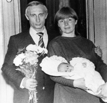 DiapositiveÂ 3 surÂ 22: PÃ¨re de famille : Il sâest mariÃ© avec Lyudmila Putina, avec qui il a eu deux filles : Mariya Putina et Yekaterina Putina. Les filles sont allÃ©es Ã  lâÃ©cole avec des noms dâemprunt, pour des raisons de sÃ©curitÃ©. En avril 2014, Poutine et sa femme se sont sÃ©parÃ©s aprÃ¨s 31 ans de mariage.   Photo : Poutine avec son ex-femme Lyudmila et sa fille Mariya au printemps 1985.