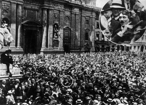 Diapositiva 7 de 17: GERMANY - : Adolf Hitler in a crowd, Munich, 2 August 1914.' ?Adolf Hitler among the huge crowd which heard the announcement of war outside Field Marshals' Hall, Munich on 2 August 1914'. Hitler in the crowd listening to the announcement of the start of the First World War.' (Photo by Daily Herald Archive/SSPL/Getty Images)