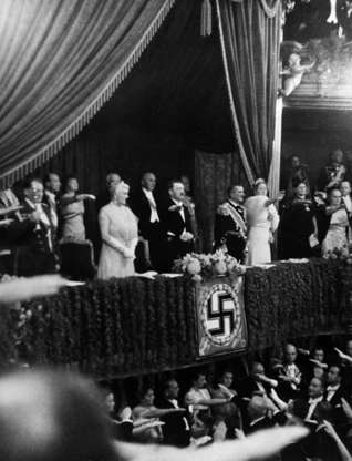 Diapositiva 3 de 17: BERLIN, GERMANY - AUGUST 25: Admiral von Horthy the Hungarian Regent and his wife Frau Magda von Horthy at Berlin Opera for Richard Wagner's Lohengrin performance with Adolf Hitler on August 25, 1938 in Berlin, Germany. (Photo by Keystone-France/Gamma-Keystone via Getty Images)
