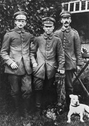 Diapositiva 9 de 17: Portrait of Corporal Adolf Hitler, right (1889 - 1945), with two other soldiers and a dog during his stay in a military hospital, WWI, Pasewalk, Pomerania. (Photo by Hulton Archive/Getty Images)