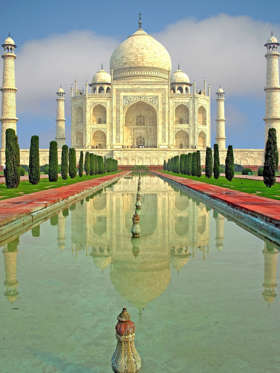 Diapositiva 23 de 46: <p>Jasmine may have been princess of Agraba, but her elaborate palace was inspired by the <a href="http://www.tajmahal.gov.in/">Taj Mahal</a> in Agra, India.</p>