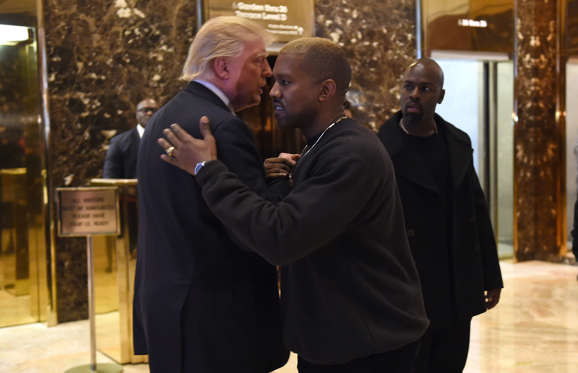 Diapositiva 2 de 23: Singer Kanye West and President-elect Donald Trump talk at Trump Tower after meetings on December 13, 2016 in New York.