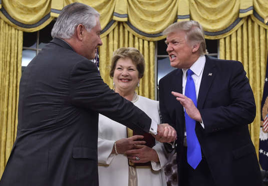 Diapositiva 1 de 23: TOPSHOT - US President Donald Trump (R) shakes hands with Rex Tillerson (L) as Tillerson's wife Renda St. Clair look on after Tillerson was sworn in as Secretary of State in the Oval Office at the White House in Washington, DC, on February 1, 2017. President Trump notched a victory with confirmation of Rex Tillerson as his secretary of state, but opposition Democrats girded for battle over several other nominations, including his pick for the US Supreme Court.