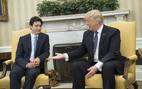 Diapositiva 3 de 23: Justin Trudeau visit to Washington DC, USA - 13 Feb 2017 United States President Donald Trump (R) extends his hand to Prime Minister Justin Trudeau of Canada during a meeting in the Oval Office at the White House in Washington, D.C..