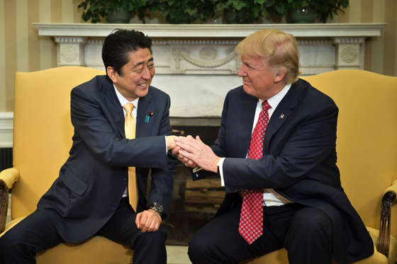 Diapositiva 4 de 23: Japan's Prime Minister Shinzo Abe and US President Donald Trump shake hands before a meeting in the Oval Office of the White House on February 10, 2017 in Washington, DC.