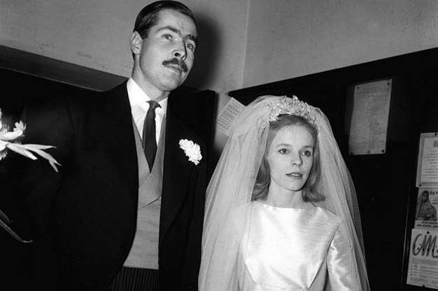 Διαφάνεια 9 από 21: Το 1973, ο Λόρδος Lucan χώρισε από τη γυναίκα του, την Veronica Duncan, έγινε αλκοολικός και ξεκίνησε μια δικαστική διαμάχη για να πάρει την κηδεμονία των τριών παιδιών του.