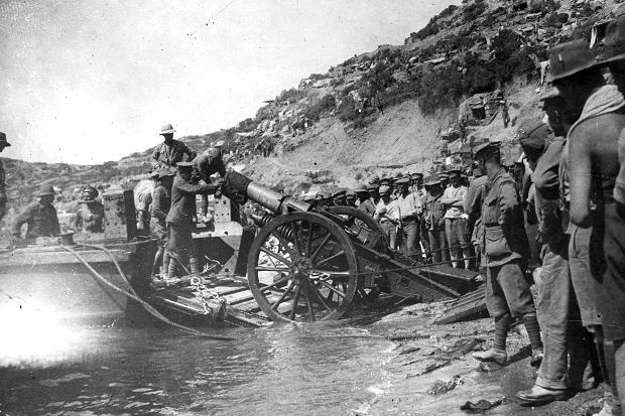 Διαφάνεια 18 από 21: ο 1915, ένα τάγμα 267 ανδρών προστάτευε τις θέσεις των Άγγλων και των Γάλλων εναντίον των Γερμανών στη Μαύρη Θάλασσα στα Δαρδανέλια.