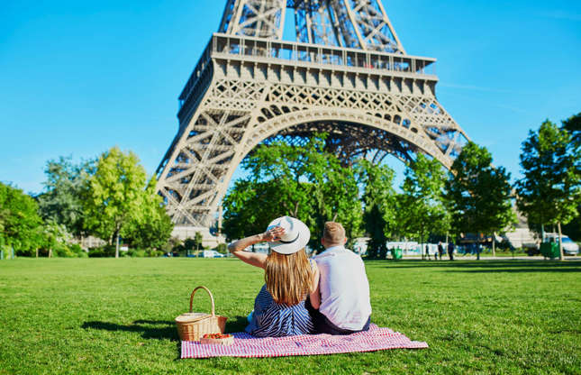 ÎÎ¹Î±ÏÎ¬Î½ÎµÎ¹Î± 16 Î±ÏÏ 37: Think Paris and the Eiffel Tower will likely come to mind. Most of us have dreamed of a romantic evening at the foot of this iconic structure in the City of Love. However, donât pack your picnic basket yetâ¦