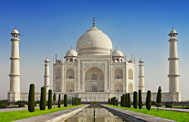 ÎÎ¹Î±ÏÎ¬Î½ÎµÎ¹Î± 8 Î±ÏÏ 37: An architectural masterpiece, the Taj Mahal is a universally admired UNESCO World Heritage Site. The image of this marble marvel overlooking the reflection pool in the foreground is a travel classic. Shooting your own snap, however, it is not quite that simpleâ¦