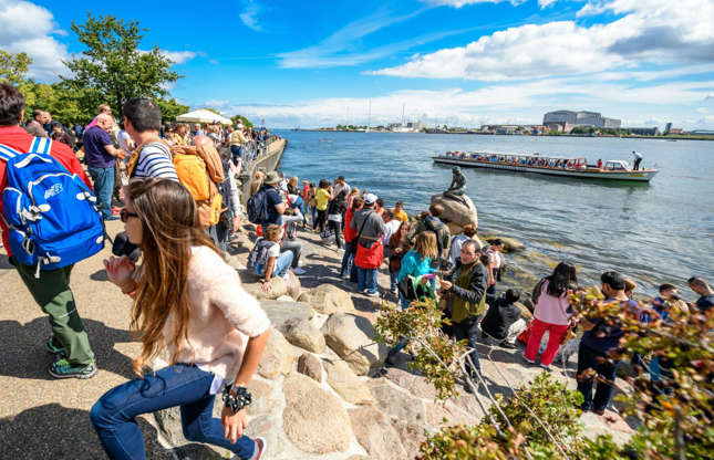 ÎÎ¹Î±ÏÎ¬Î½ÎµÎ¹Î± 29 Î±ÏÏ 37: This waterfront landmark receives more than a million visitors each year, but once youâve seen it for yourself, you really have to wonder why it attracts so many. At just four feet tall, she's much smaller than many images make out, and the industrial area and power station behind provide a less-than-charming backdrop. And if that is not enough to dampen the experience, thereâs a constant stream of tour buses pulling up to see it.