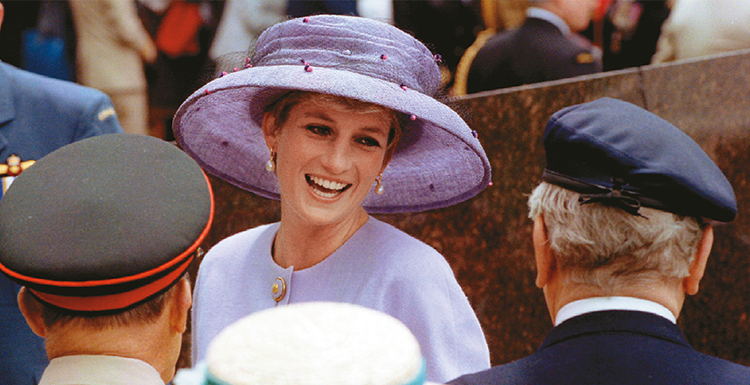 En una conmemoración militar en 1994 en Londres. Vogue la asesoraba en secreto y encargaba vestidos a los grandes diseñadores para Diana, pero les decía que iban para sus editoriales de moda.