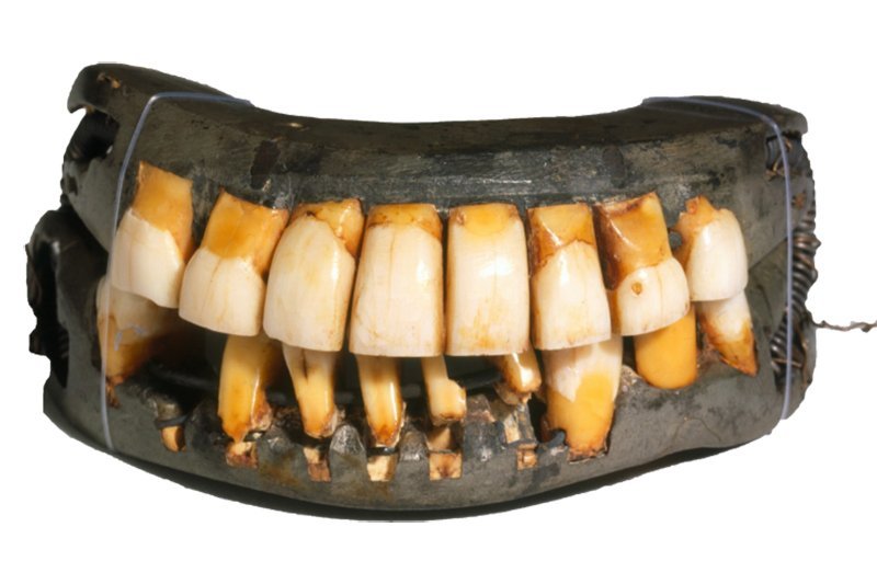 Diapositiva 2 de 36: Cuando dio su primera dirección inaugural en 1789, George Washington tenía apenas un diente natural restante. Es cierto que usaba varias dentaduras, algunas de marfil, oro, e incluso plomo. El mito de la escuela común de que el primer presidente llevaba dientes de madera, sin embargo, es exactamente eso – un mito.