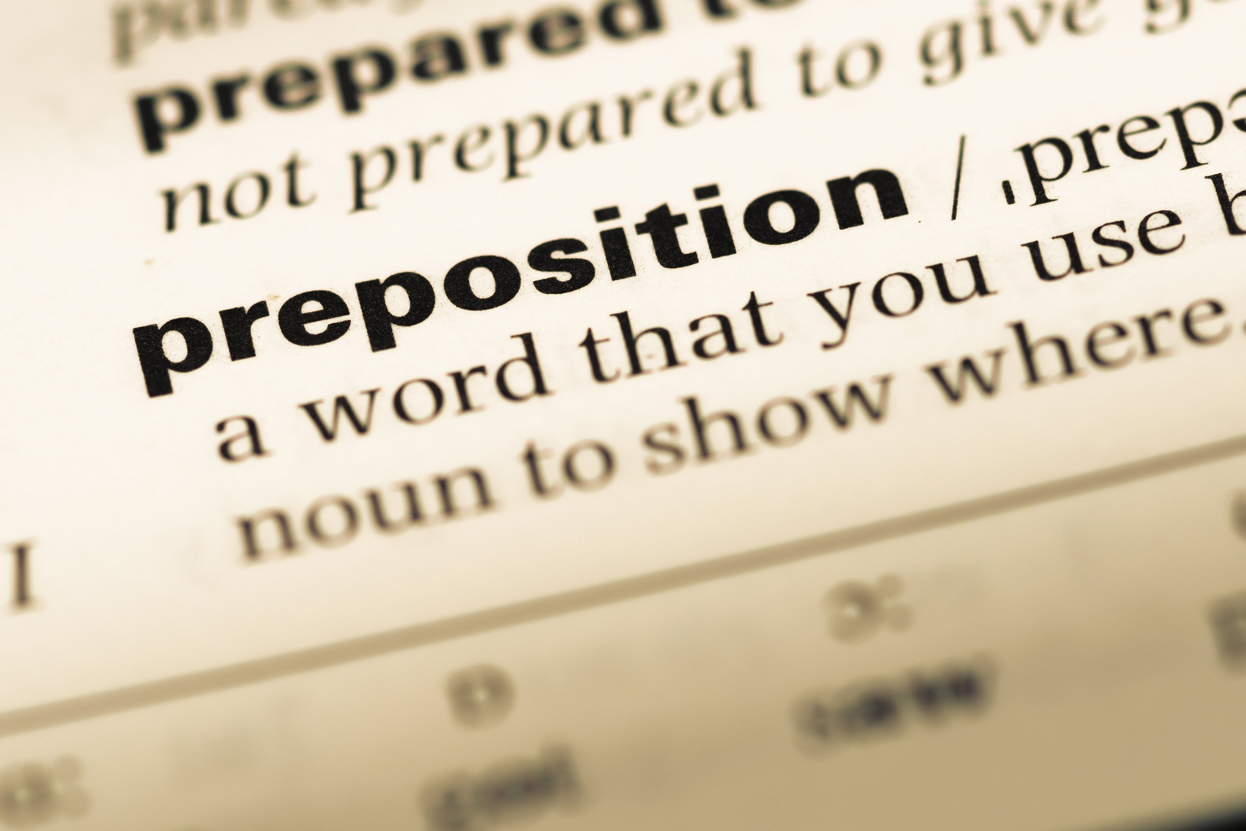 Diapositiva 5 de 36: La pregunta “Where are you at?” haría que cualquier maestro de inglés se encogiera – y por buenas razones. Es gramaticalmente incorrecto terminar oraciones con preposiciones cuando la oración tendría el mismo significado sin ella. Pero por lo demás, está perfectamente bien. No sólo no hay ninguna regla en alguna parte que diga que no se puede, sino que a veces no terminar las oraciones con preposiciones hace que la escritura sea torpe y poco natural (“On what did you step?” vs. “What did you step on?”).