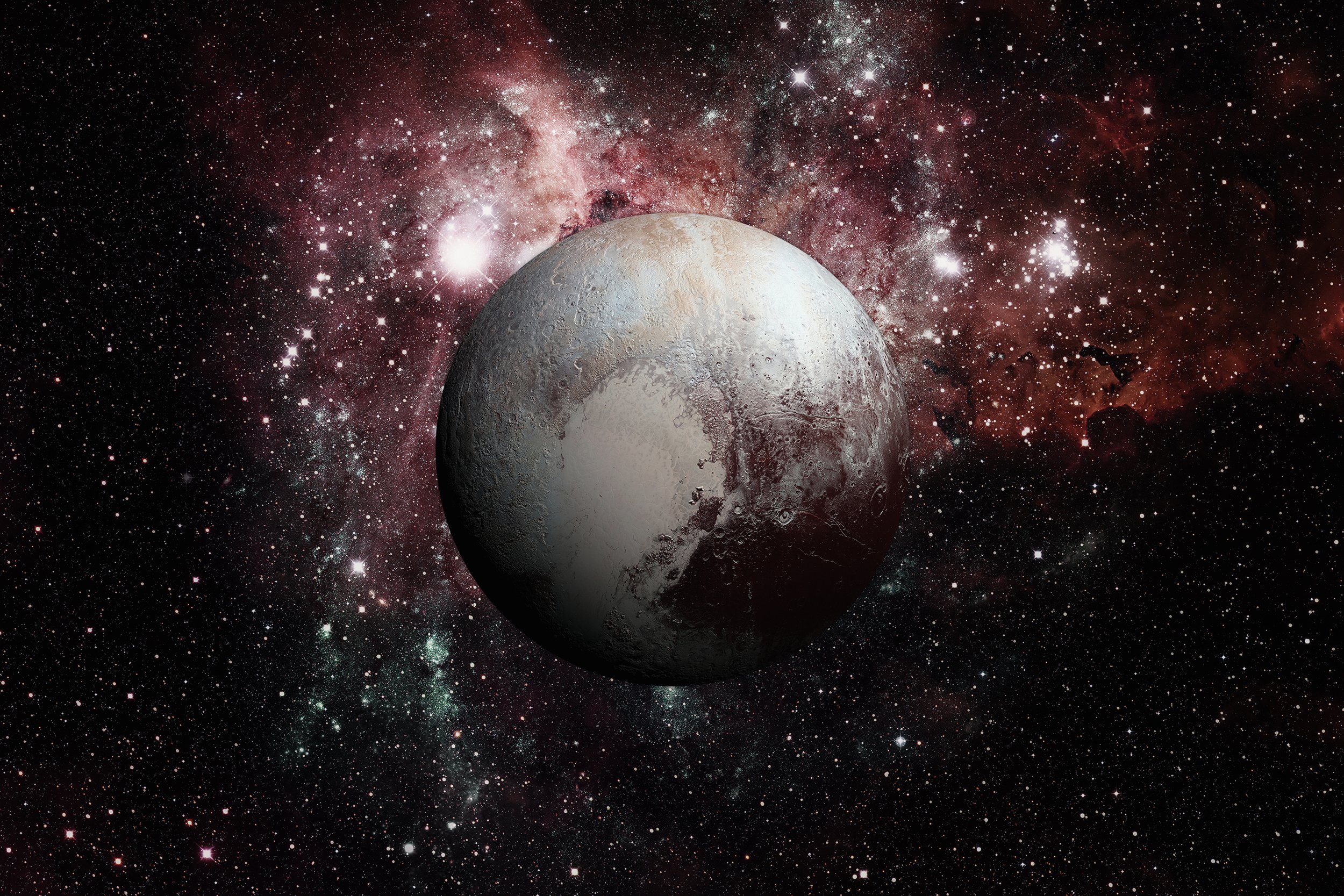 Diapositiva 32 de 36: Las clases de ciencias dicen que nuestro sistema solar tiene nueve planetas, pero en el 2006, el diminuto, distante y helado Plutón fue reclasificado y perdió su estatus planetario. Ahora es clasificado como un planeta enano – sólo el objeto más grande en un enorme cinturón de rocas que rodean las franjas más lejanas del sistema solar. Sin embargo, no te acostumbres demasiado a la clasificación. Algunos astrónomos quieren reclasificar a Plutón, de nuevo al estado de “planeta” completo.