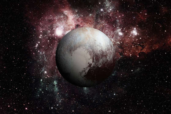 Diapositiva 32 de 36: Las clases de ciencias dicen que nuestro sistema solar tiene nueve planetas, pero en el 2006, el diminuto, distante y helado Plutón fue reclasificado y perdió su estatus planetario. Ahora es clasificado como un planeta enano – sólo el objeto más grande en un enorme cinturón de rocas que rodean las franjas más lejanas del sistema solar. Sin embargo, no te acostumbres demasiado a la clasificación. Algunos astrónomos quieren reclasificar a Plutón, de nuevo al estado de “planeta” completo.