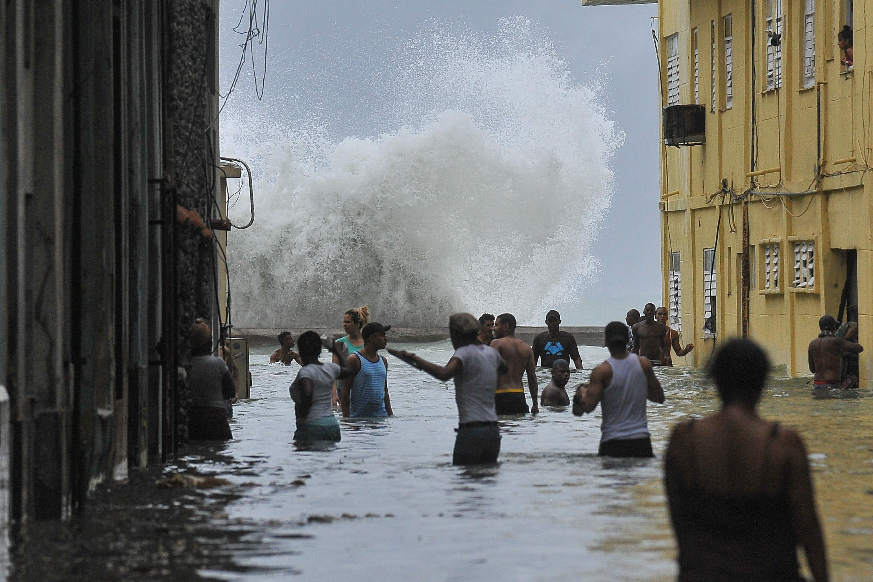Moradores de Havana, em Cuba, observam ondas gigantes durante a passagem do Irma, em 10 de setembro