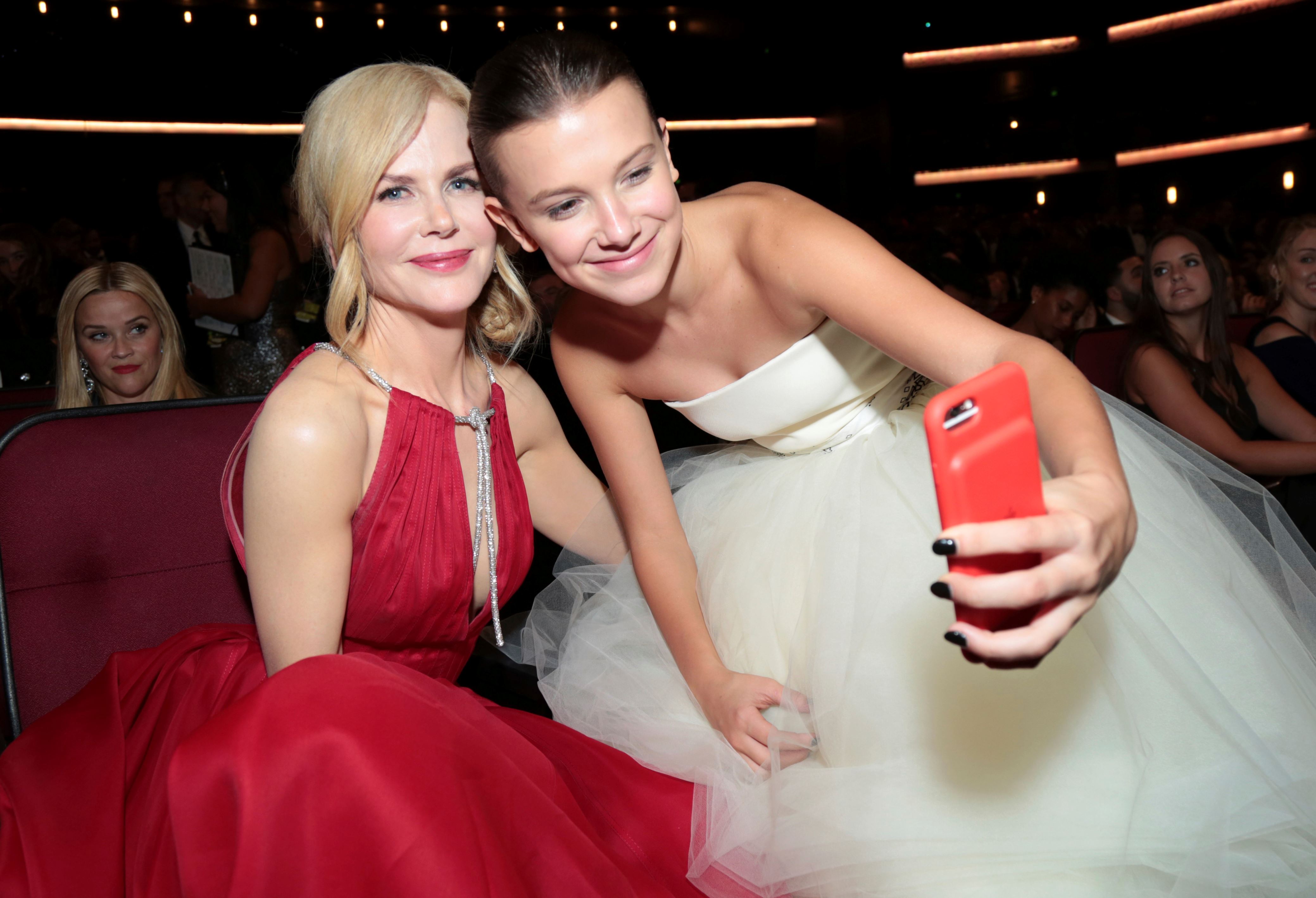 Emmys 2017 Selfies Hugs And Other Off The Stage Photos You May