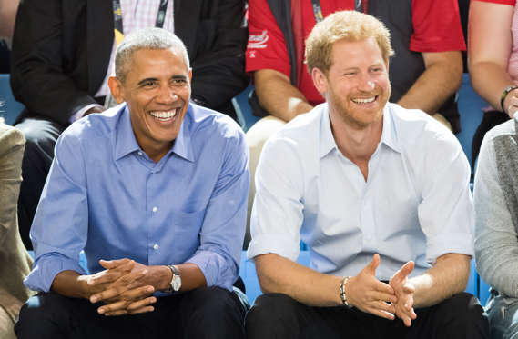 Diapositive 2 sur 30: 29 septembre 2017 : Barack Obama et le prince Harry assistent à un match de basketball en fauteuil roulant lors des Jeux Invictus à Toronto, en Ontario.