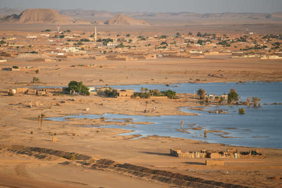 Diapositive 19 sur 28: Bem na fronteira do Egito, esta pequena cidade já chegou a registrar 52,7ºC. Além disso a população precisa lidar com as violentas tempestades de areia.