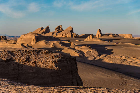 Diapositive 24 sur 28: O grande deserto de sal é um dos lugares mais quentes e áridos do planeta. Em 2005, a NASA registrou temperaturas médias de 70°C na superfície do lugar, sendo a maior temperatura registrada no planeta.