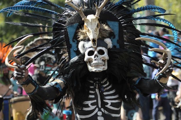 Slide 19 de 20: Participants costumed and their faces painted to look like the popular Mexican figure called 'Catrina' take part in the 'Catrina Fest 2016' inspired in Spectre 007 film it was filmed in Mexico to celebrate Day of the Dead at Reforma Avenue