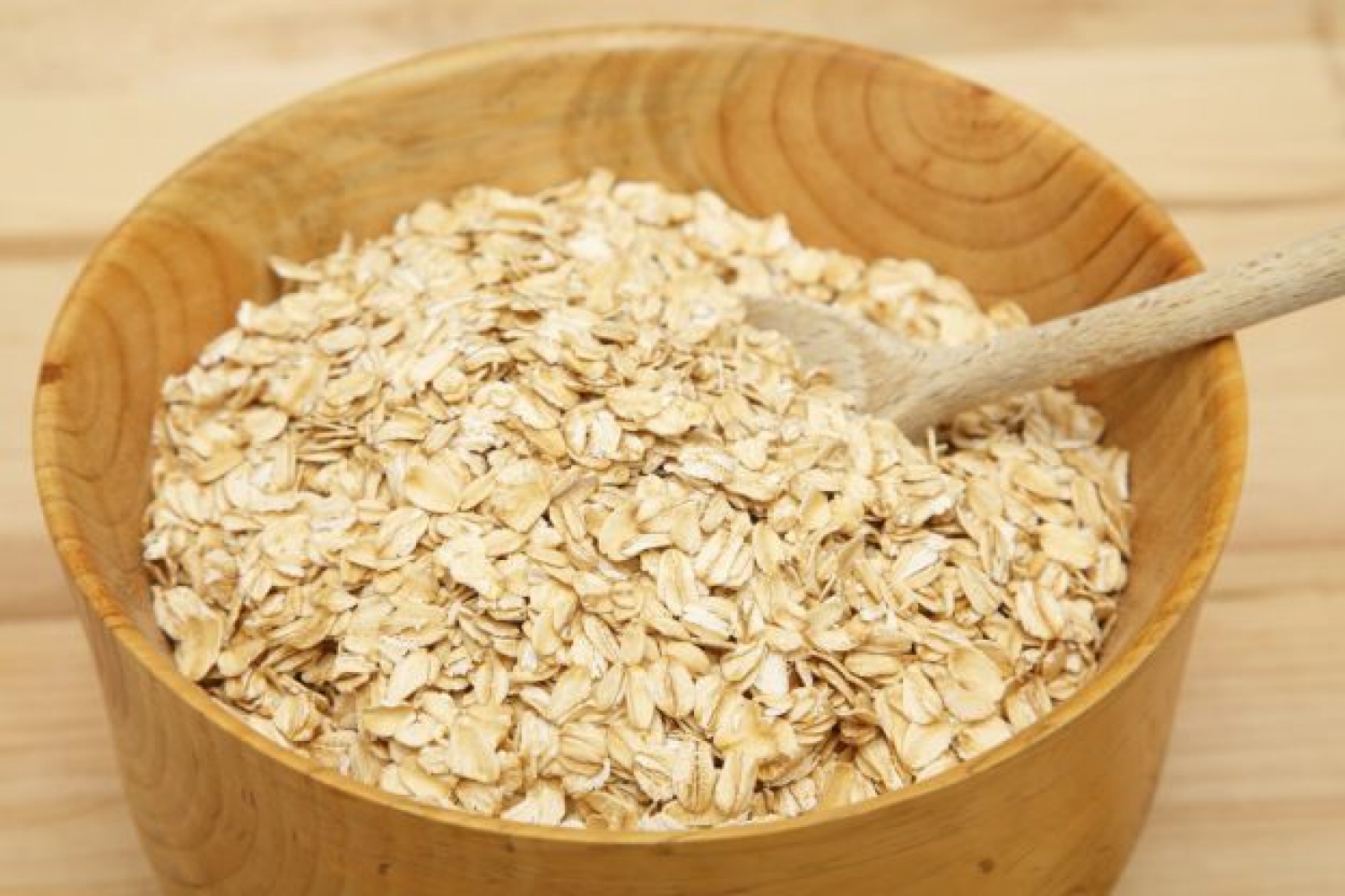Diapositiva 14 de 50: <p>La avena es rica en fibra y se ha demostrado que ayuda a equilibrar los niveles de colesterol. También es muy saciante, lo que la convierte en una gran opción para el desayuno. Una <a href="https://www.rebanando.com/articulo-6167-la-eficacia-de-la-dieta-de-la-avena-pierde-hasta-3-kg-en-una-semana.htm">dieta basada en avena</a> puede hacerte perder hasta 3 kg en una semana.</p>