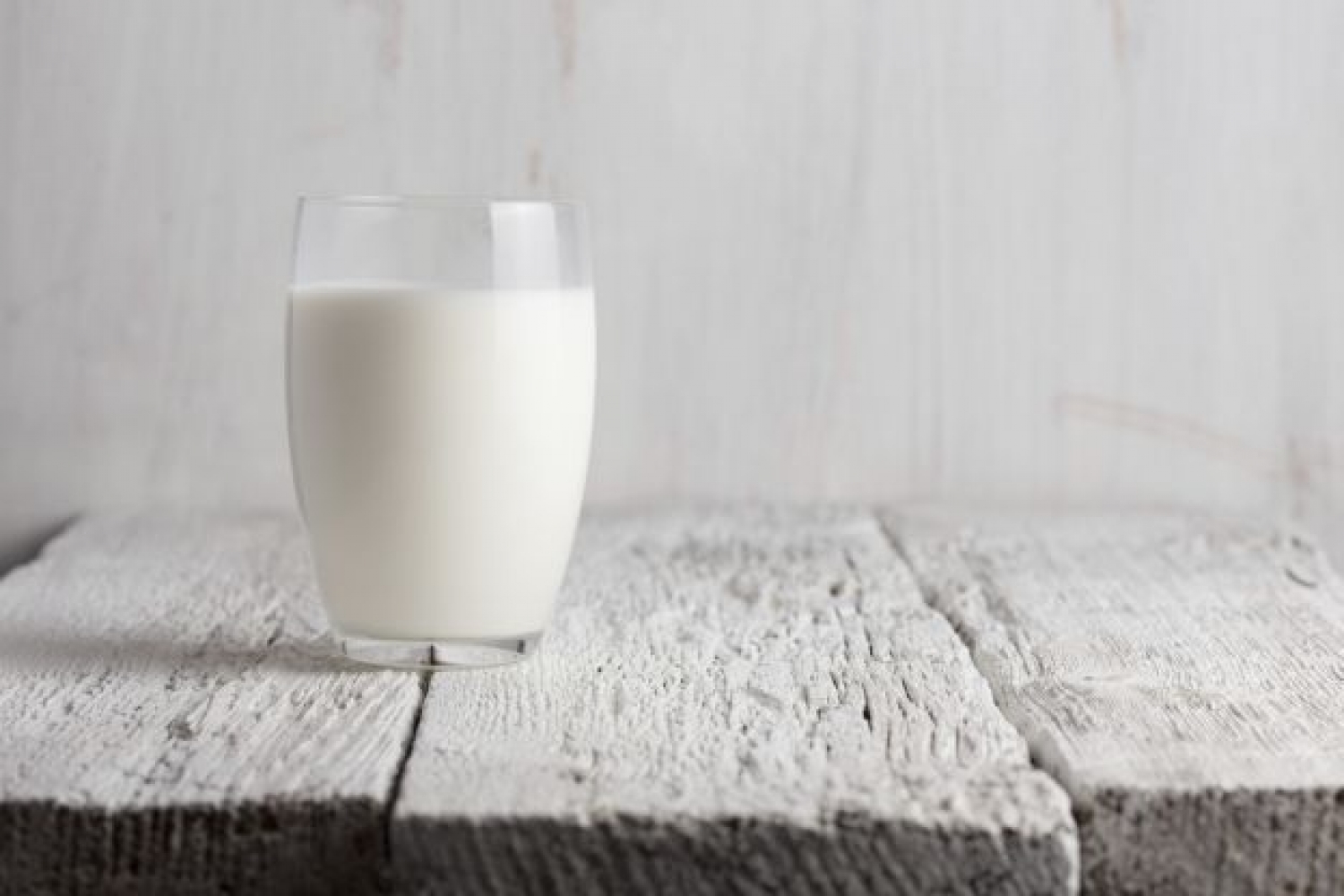 Diapositiva 32 de 50: <p>Los productos lácteos bajos en grasa ayudan a aumentar la pérdida de peso, gracias a la aceleración del metabolismo inducida por el calcio. Además, la grasa contenida en la leche te mantiene satisfecho durante más tiempo, evitando así que puedas comer en exceso más tarde. Un vaso de leche con chocolate es la merienda perfecta después de hacer ejercicio o un largo día de trabajo.</p>