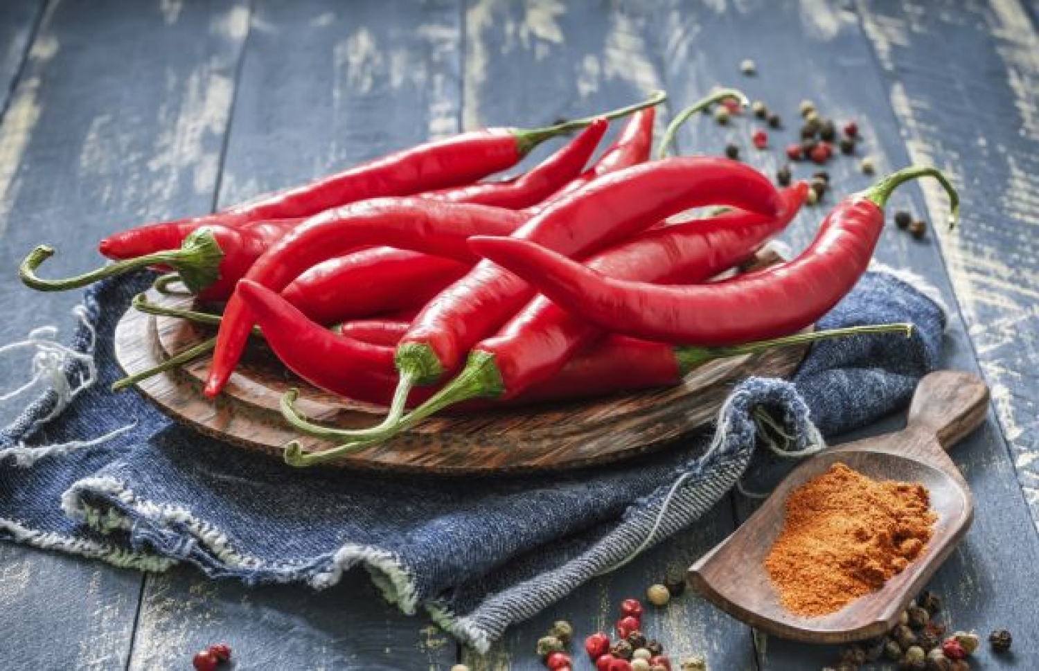Diapositiva 6 de 50: <p>El picante te hace adelgazar al acelerar temporalmente tu metabolismo, y el uso de guindillas (chiles) en tus recetas es la mejor manera de aprovecharse de estas ventajas. Para ser más preciso, el picor proviene de la capsaicina contenida en ellas. Esta sustancia hace que la temperatura corporal aumente, lo que provoca sudoración, lo que a su vez aumenta el consumo de energía.</p>
