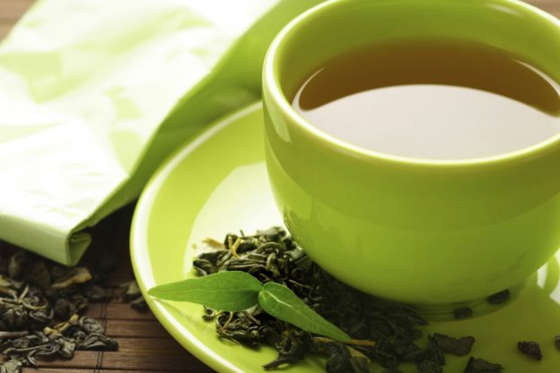 Diapositiva 13 de 50: <p>El té verde ayuda a eliminar la distensión estomacal, mientras que te mantiene hidratado. En lugar de endulzarlo con azúcar prueba con miel o un poco de limón y jengibre.</p>