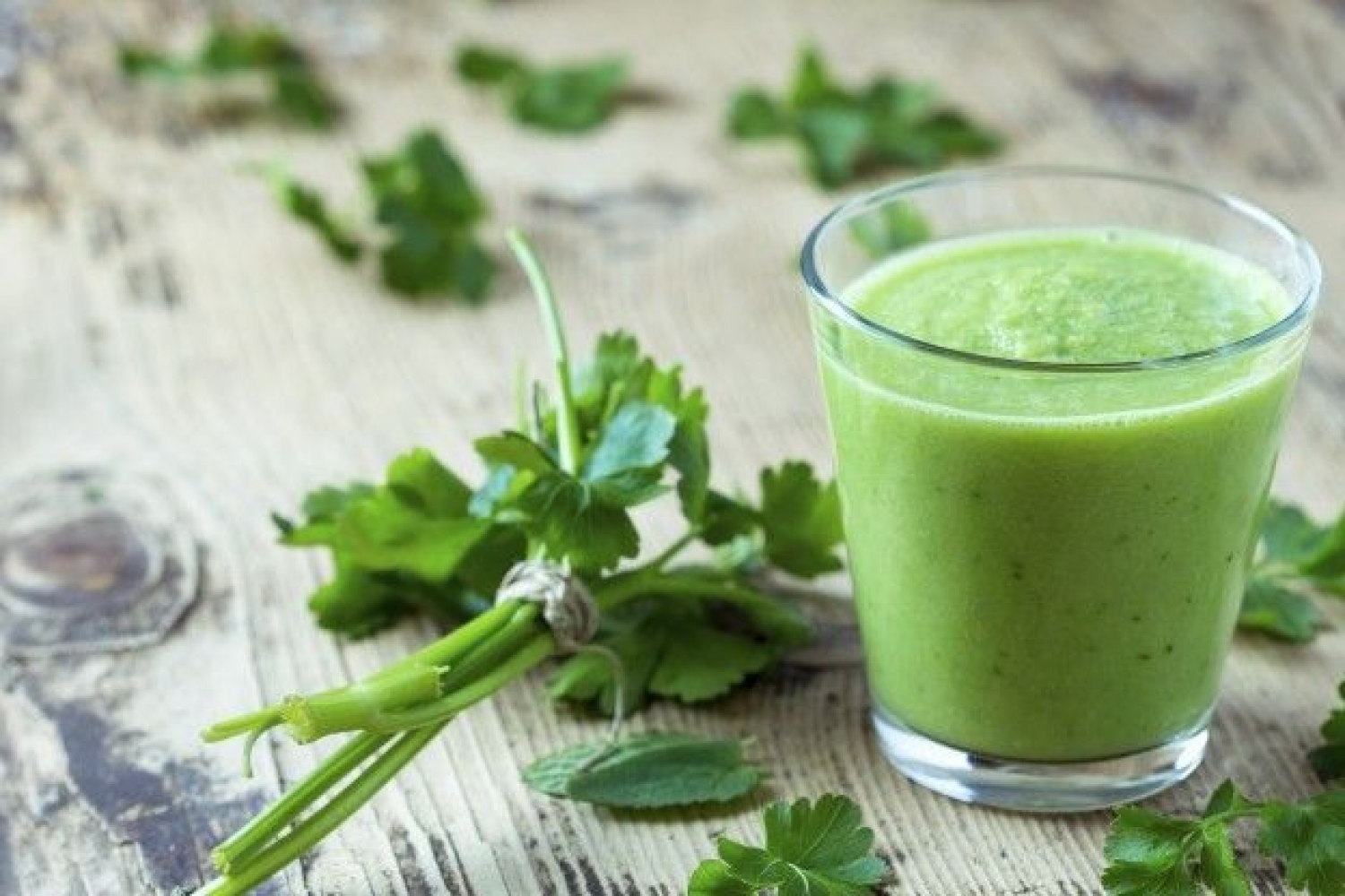 Diapositiva 38 de 50: <p>Si lo que quieres es combatir la grasa abdominal, entonces es importante comer muchas frutas y verduras todos los días, especialmente las que son más ricas en fibra y más fáciles de digerir. Prepararte un smoothie verde es la mejor manera de obtener esa dosis extra de frutas y verduras esenciales.</p>
