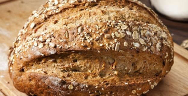 Diapositiva 27 de 50: <p>El pan de trigo integral es una opción mucho más saludable que el pan blanco debido a su alto contenido de fibra. Comer alimentos ricos en fibra te hace sentir más lleno, lo cual significa que es menos probable que te dejes llevar por los antojos entre comidas.</p>