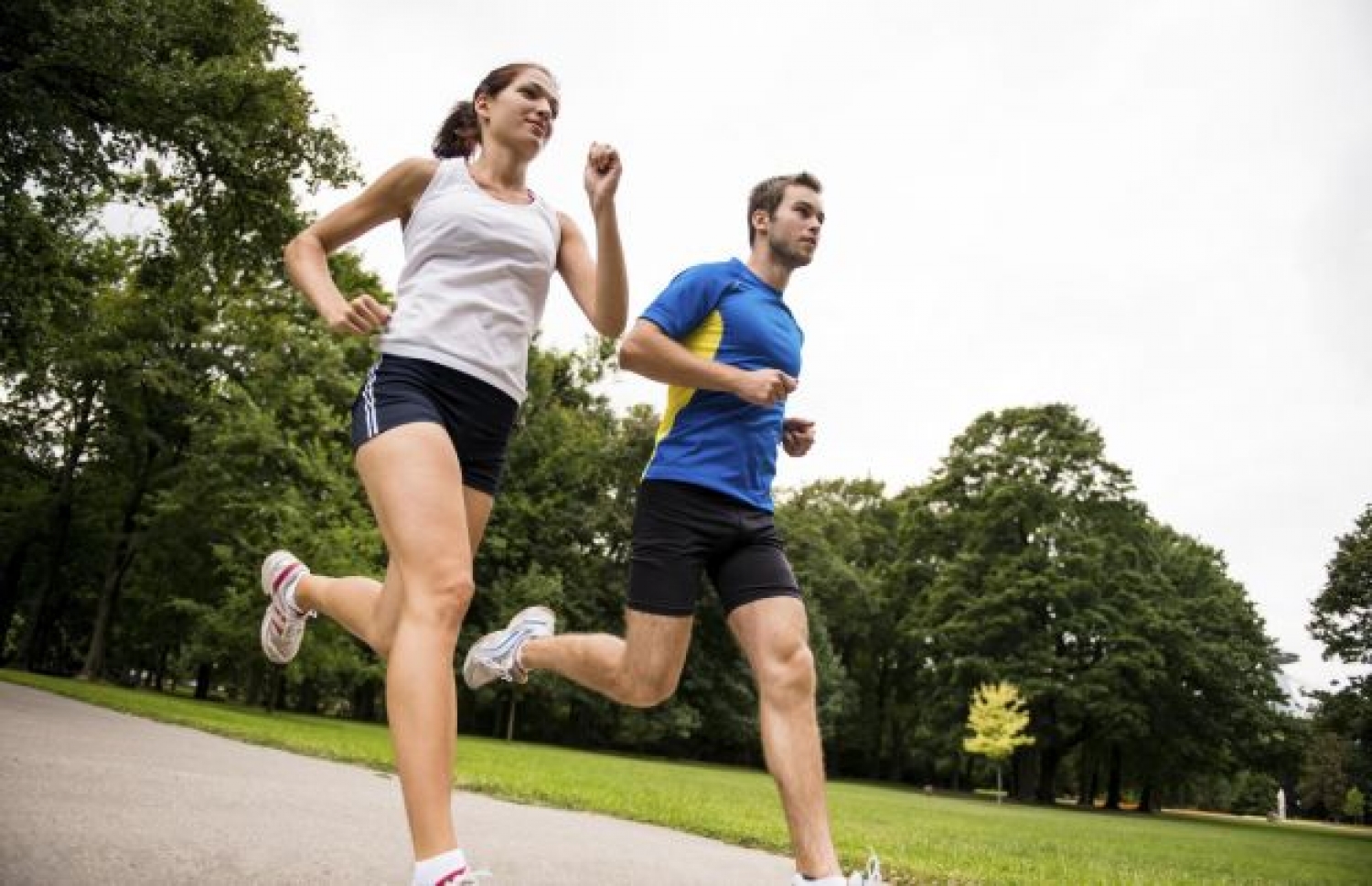 Diapositiva 40 de 50: <p>La actividad física es claramente una de las maneras más efectivas de acelerar tu metabolismo. Y la formación de músculo, que es un efecto secundario positivo del ejercicio, tiene un impacto mayor aún en la pérdida de peso (y en tu bienestar general). Al desafiar a tus músculos con ejercicio regular, tus células corporales absorben nutrientes y excretan grasas. Empieza con esta <a href="https://www.rebanando.com/articulo-6032-rutina-de-6-minutos-para-quemar-la-grasa-del-vientre.htm">sencilla rutina de 6 minutos que puedes hacer en casa.</a></p>