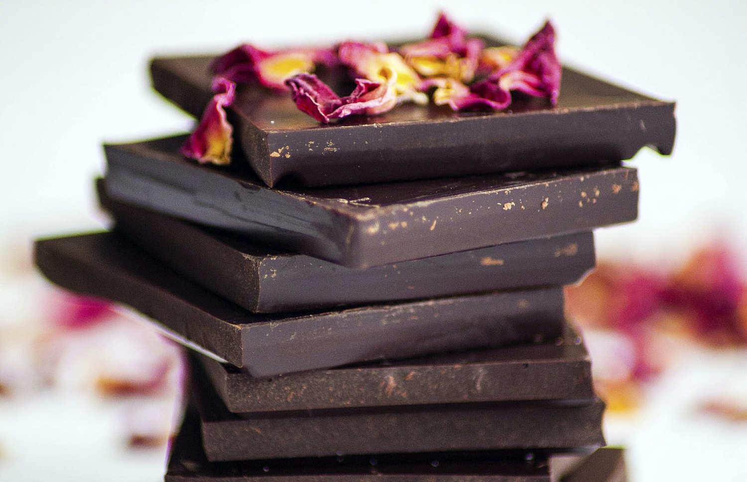 Diapositiva 17 de 50: <p>Sí, has leído bien. El chocolate negro es en realidad tu aliado cuando se trata de combatir la grasa del vientre, gracias a ciertos compuestos que ponen freno a una digestión demasiado rápida y te mantienen saciado/a durante más tiempo. Eso sí, no te comas toda la tableta... ¡1 o 2 cuadraditos deberían bastar! Además, es uno de <a href="https://www.rebanando.com/articulo-2761-13-alimentos-buenos-para-tu-memoria.htm">los mejores alimentos para tu memoria.</a></p>