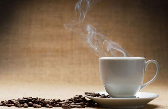 Diapositiva 23 de 50: <p>El café es un verdadero quemagrasas, pero sólo cuando se consume sin leche y azúcar. La cafeína y la niacina son las sustancias clave contenidas en el café que ayudan a quemar la grasa corporal al aumentar el gasto energético hasta en 100 kcal diarias.</p>