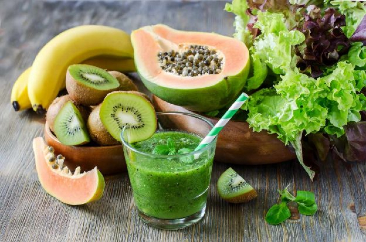 Diapositiva 16 de 50: <p>Las papayas son ricas en fibra y bajas en calorías. Su alto contenido de potasio también es útil para mejorar la función digestiva y contrarrestar las altas ingestas de sal.</p>
