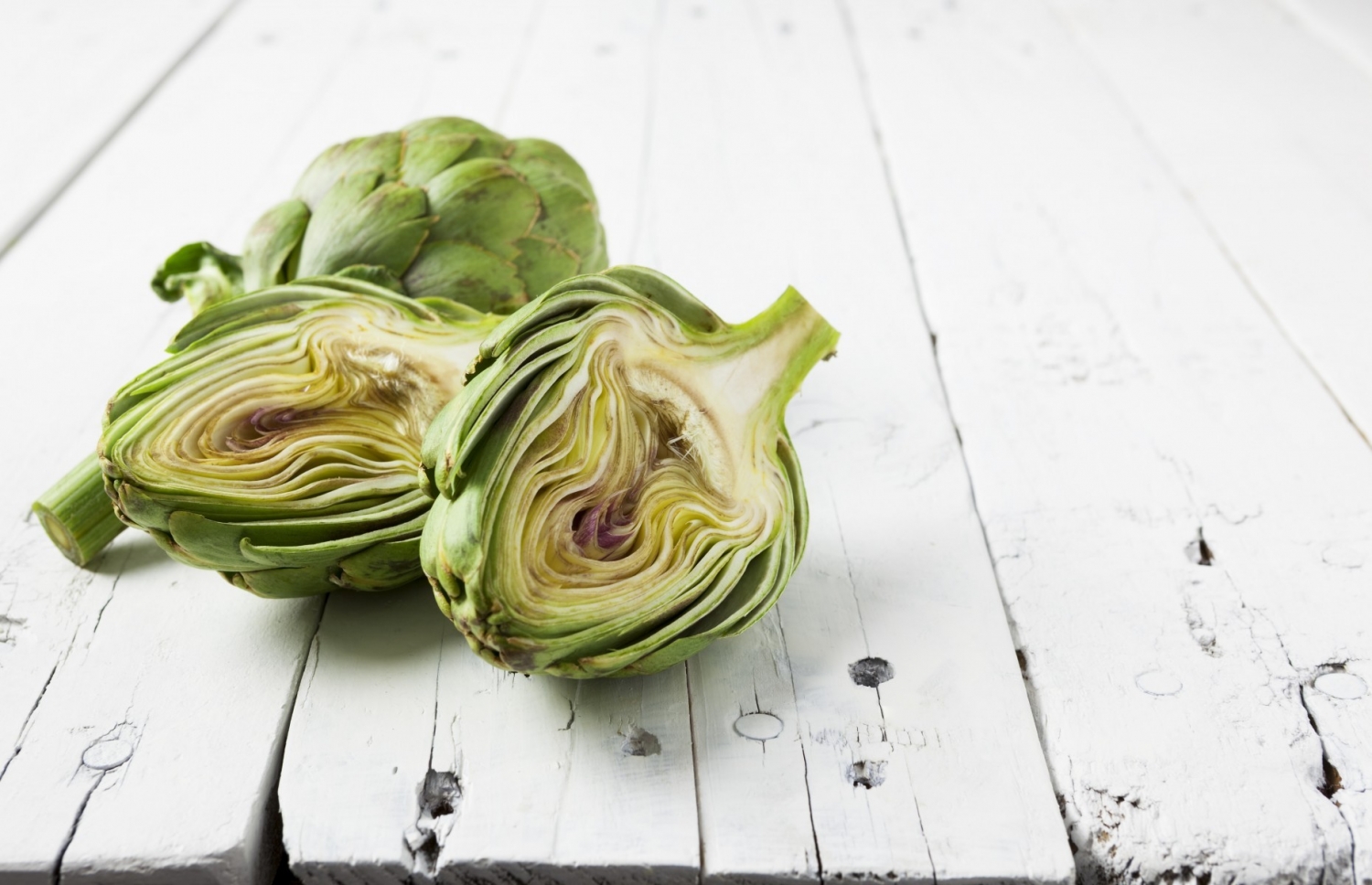 Diapositiva 49 de 50: <p>Las alcachofas son auténticas máquinas desinfladoras, magras y antigrasa. Producen acetato en tu cuerpo, lo que activa el interruptor para quemar grasa y ayuda a que tus células se recuperen de la inflamación. </p>