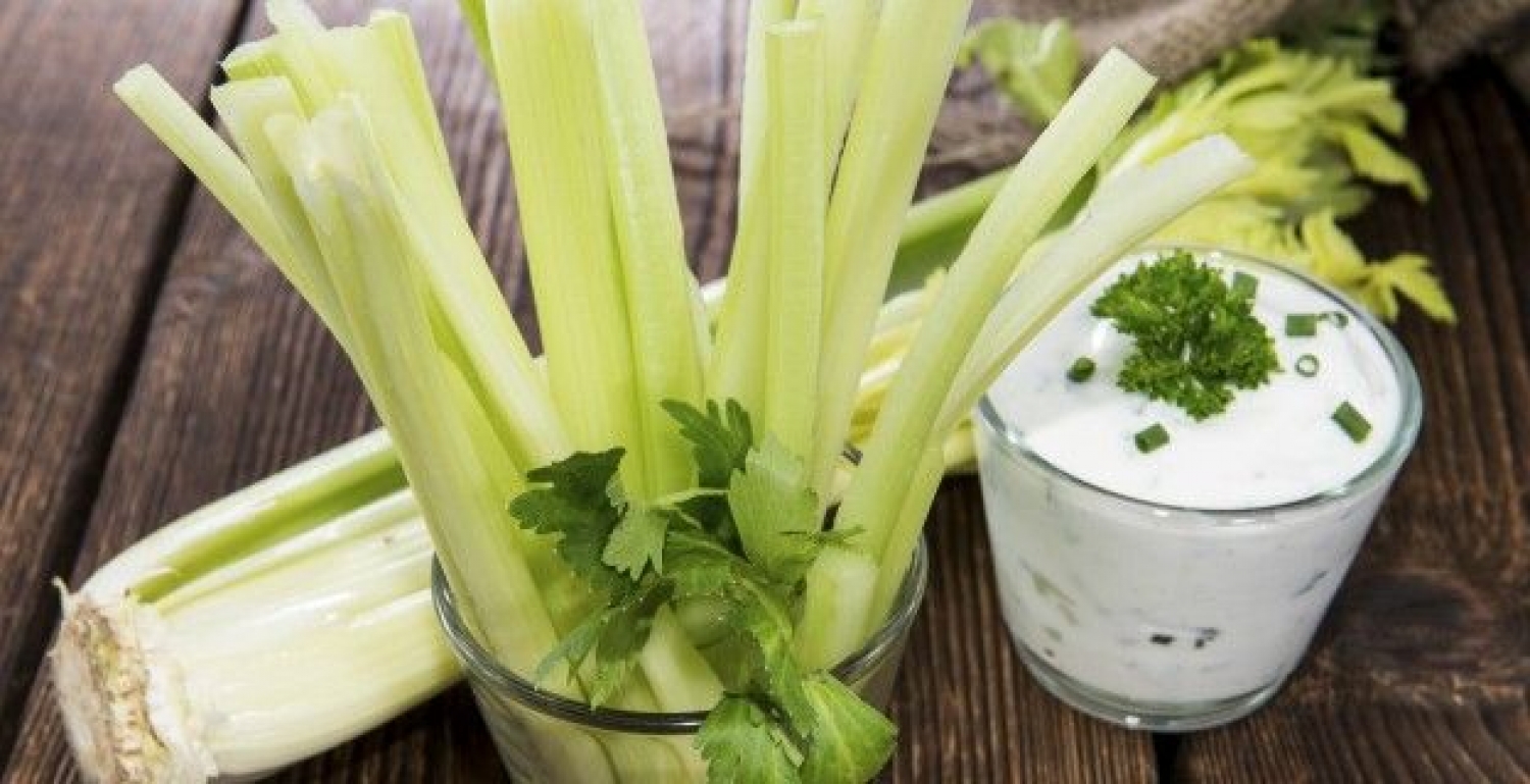 Diapositiva 36 de 50: <p>El apio es bajo en calorías, además de un diurético y desintoxicante vegetal que será tu mejor amigo cuando se trate de perder peso. Si no te encanta el sabor del apio crudo, prueba a tomarlo con hummus.</p>