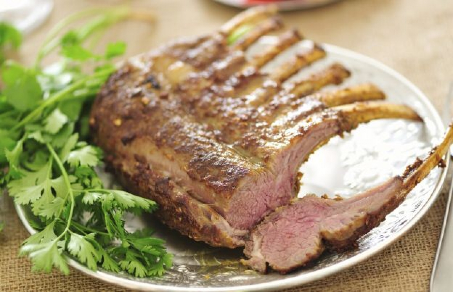 Diapositiva 35 de 50: <p>La L-Carnitina contenida en el cordero desempeña un papel importante en el metabolismo de la grasa. Los investigadores ya han demostrado que esta sustancia estimula significativamente la quema de grasa y ayuda a suministrar proteínas al cuerpo. </p>