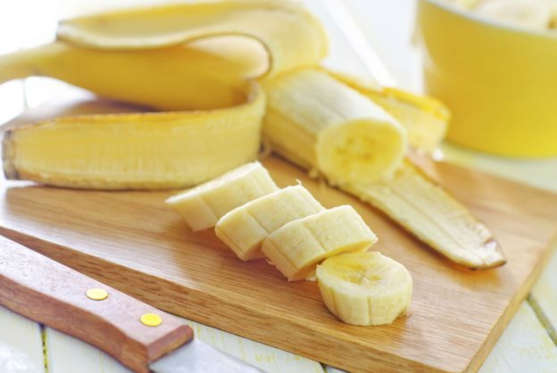 Diapositiva 22 de 50: <p>Los plátanos tienen un bajo índice glucémico, lo que los hace ideales para quemar grasa porque ayudan a estabilizar los niveles de azúcar en la sangre y te proporcionan energía de liberación lenta. También son una comida excepcional para antes y después de hacer ejercicio.</p>