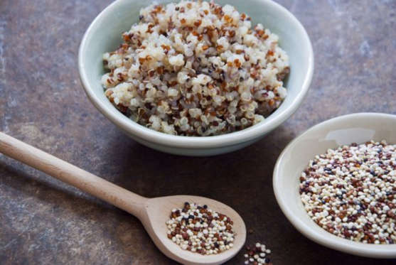 Diapositiva 25 de 50: <p>La quinoa es un superalimento que está repleto de proteínas, fibra y vitaminas. Es un gran sustituto para la pasta y el arroz, que son más altos en azúcar y pueden hacer que tu cuerpo almacene más grasa. Es, además, uno de <a href="https://www.rebanando.com/articulo-1813-quinoa-arroz-salvaje-y-otros-alimentos-que-te-ayudaran-a-dormir-mejor.htm">los alimentos que te ayudarán a dormir mejor.</a></p>