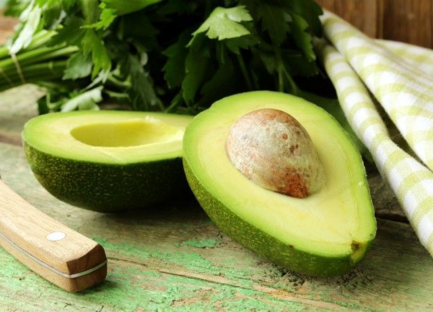 Diapositiva 4 de 50: <p>Aunque los aguacates son ricos en calorías, están llenos de grasas saludables que ayudan a reducir el colesterol y regular el azúcar en la sangre (son una de <a href="https://www.rebanando.com/articulo-2763-las-grasas-que-puedes-comer-todos-los-dias.htm">las grasas que puedes comer todos los días</a>). Ricos también en potasio, fibra y vitaminas B y E, los aguacates son un aliado vital cuando se trata de perder peso. </p>